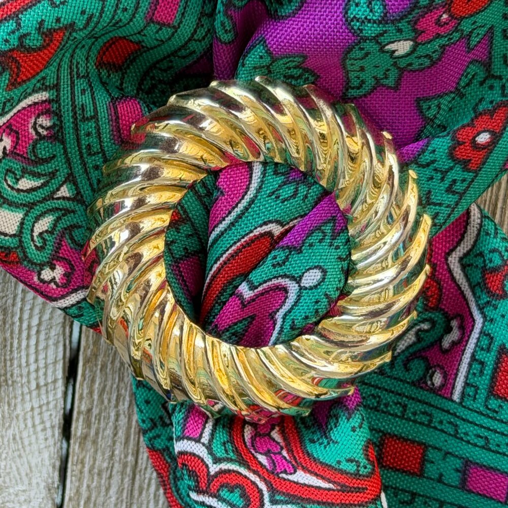 Vintage Gold Tone RIBBED Wreath Scarf Clip Granny Chic Core